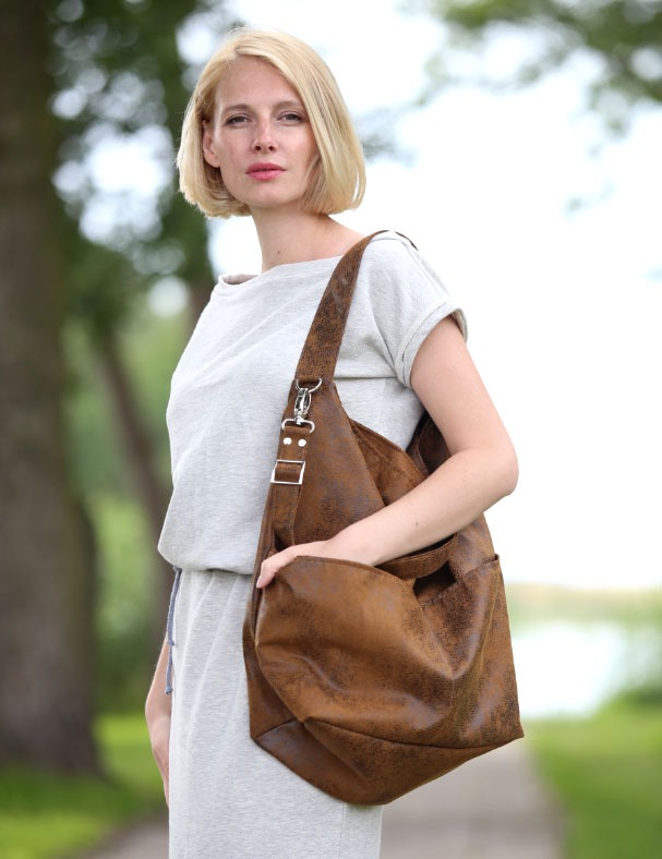 Brązowa torba w kształcie worka z zamszu ekologicznego