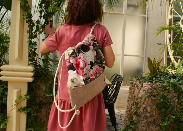 Plecak welur piwonie beż