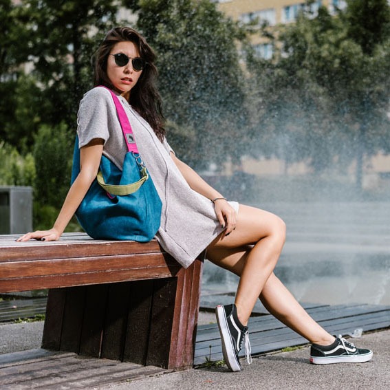 Duża, granatowa torba z zamszu ekologicznego w kształcie worka z paskami w kolorze fuksji i limonki