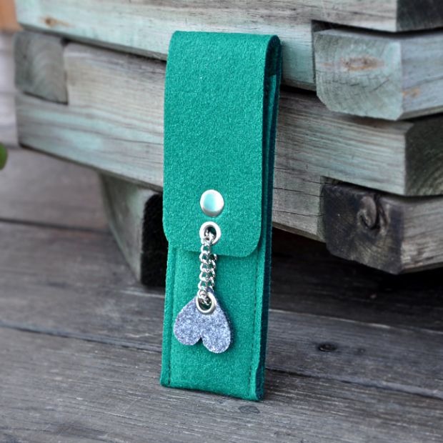 Etui na długopisy i ołówki - zielone z szarym sercem