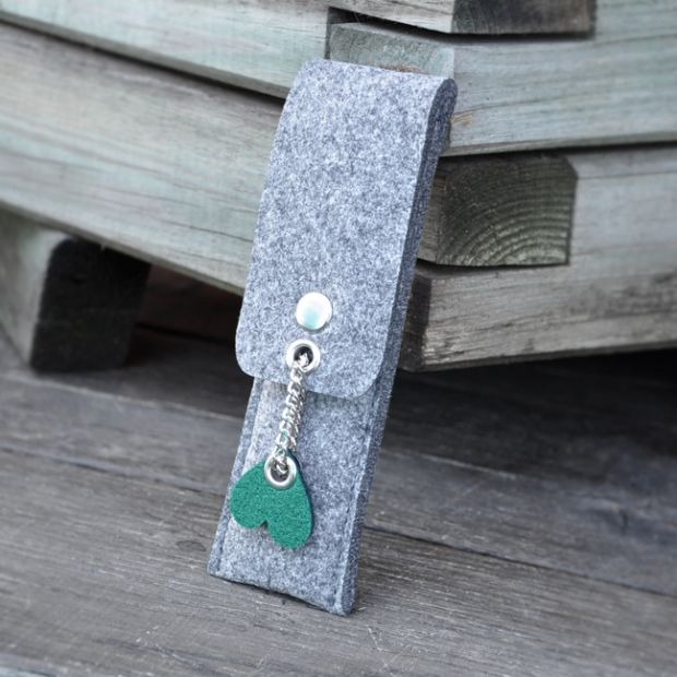 Etui na długopisy i ołówki - szare z zielonym sercem