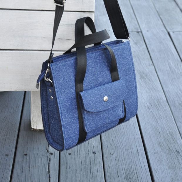 Listonoszka filcowa z kieszonką - granatowa - pasek na skos