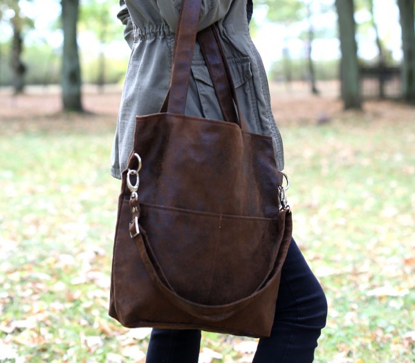 Brązowa torba z zamszu ekologicznego z regulowanym paskiem