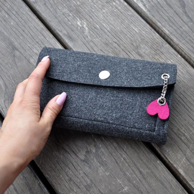 Filcowy portfel - grafitowy z różowym sercem