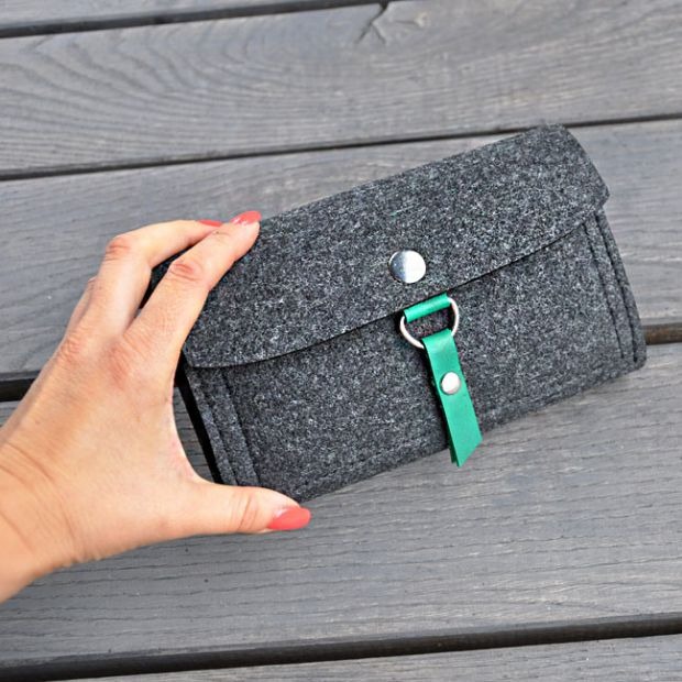 Portfel z filcu - grafitowy z zielonym wnętrzem