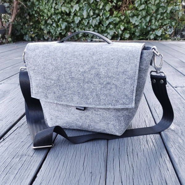 Szara filcowa torebka z klapą - listonoszka