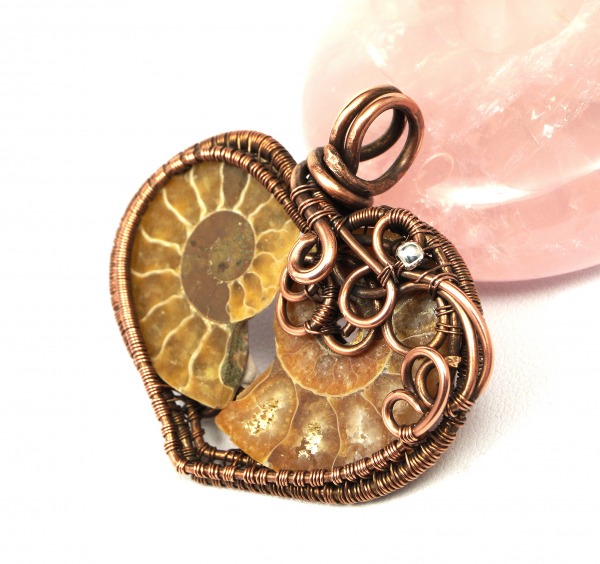 Amonit,  wisior z miedzi ze skamieliną Ammonitu,  ręcznie wykonany 