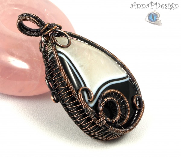 Agat,  miedziany wisior z agatem czarno białym,  ręcznie wykonany na prezent dla niej