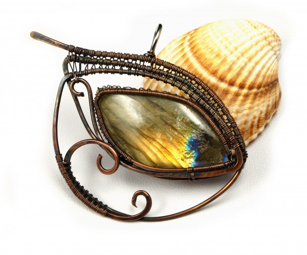 Wisior z miedzi z labradorytem unisex oko smoka,  ręcznie wykonany na prezent