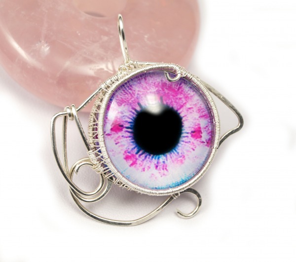 Różowe oko,  srebrny wisior ze szklanym okiem,  dwustronny,  ręcznie wykonany,  niepowtarzalny prezent