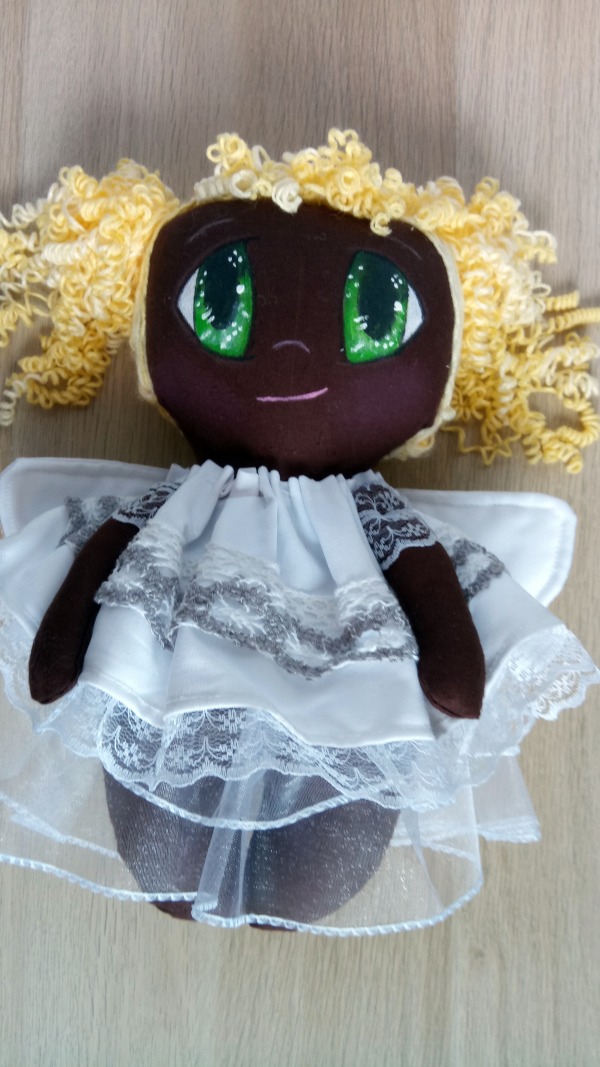 Lalka aniołek cimnoskóra