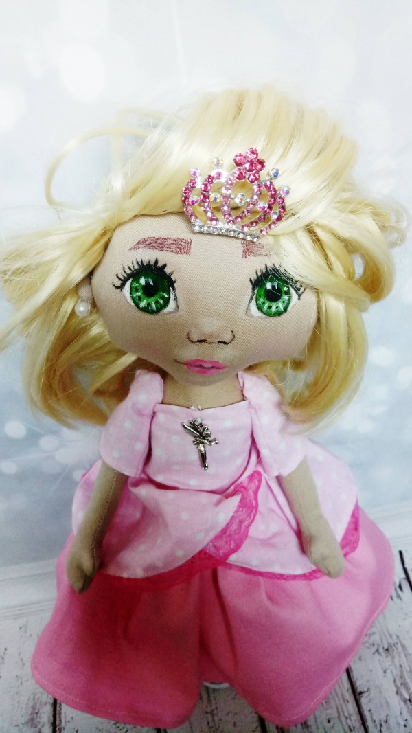 Królewna różowa ze skrzydełkami