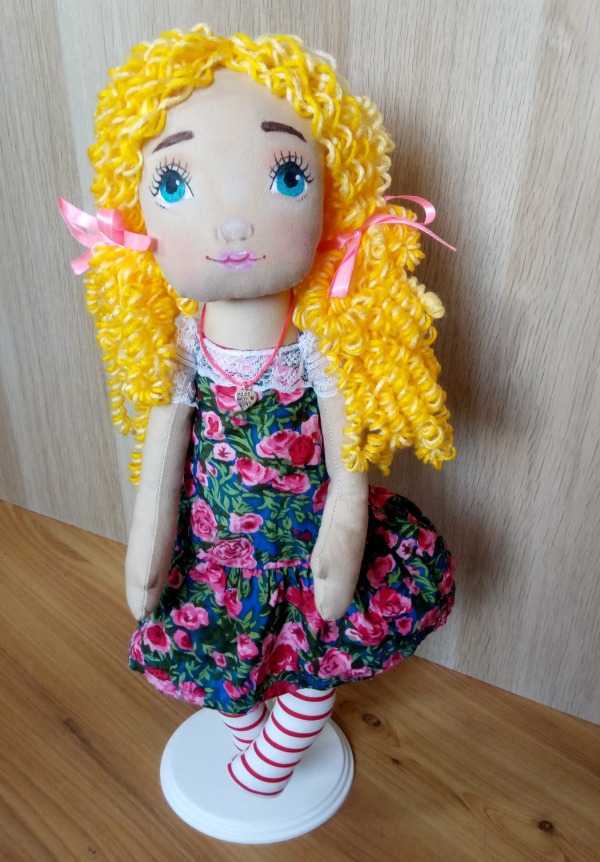 lalka przytulanka w sukience w kwiaty