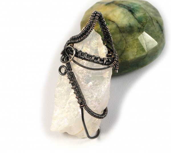 Kryształ górski, miedziany wisior z surową bryłką kryształu górskiego, ręcznie wykonanyna prezent