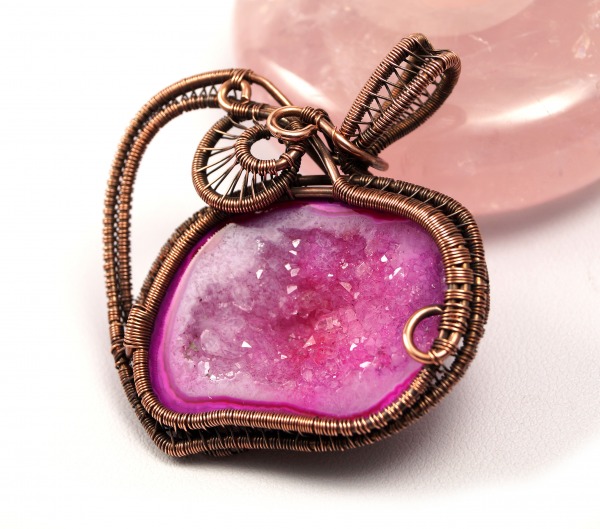 Agat,  miedziany wisior z geodą agatu różową serce,  ręcznie wykonany na prezent dla ukochanej
