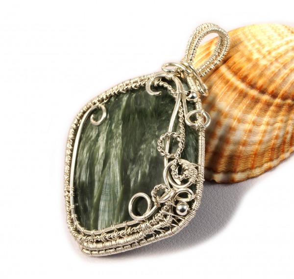 Serafinit,  Srebrny wisior z serafinitem,  zielony,  ręcznie wykonany,  na prezent