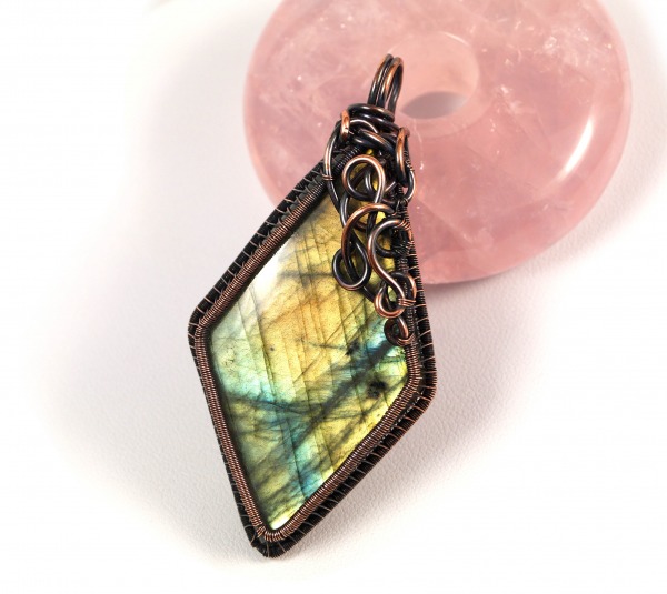 Wisior z miedzi z labradorytem niebiesko żółtym,  ręcznie robiony,  idealny na prezent handmade